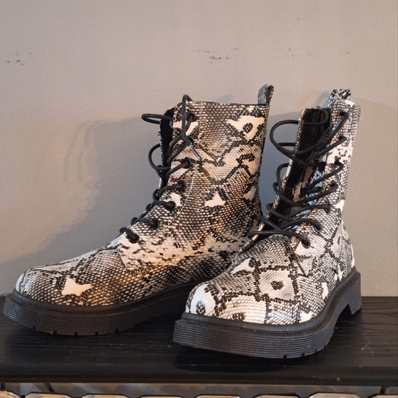 Snake print combat boots. - Picture 2 of 4
